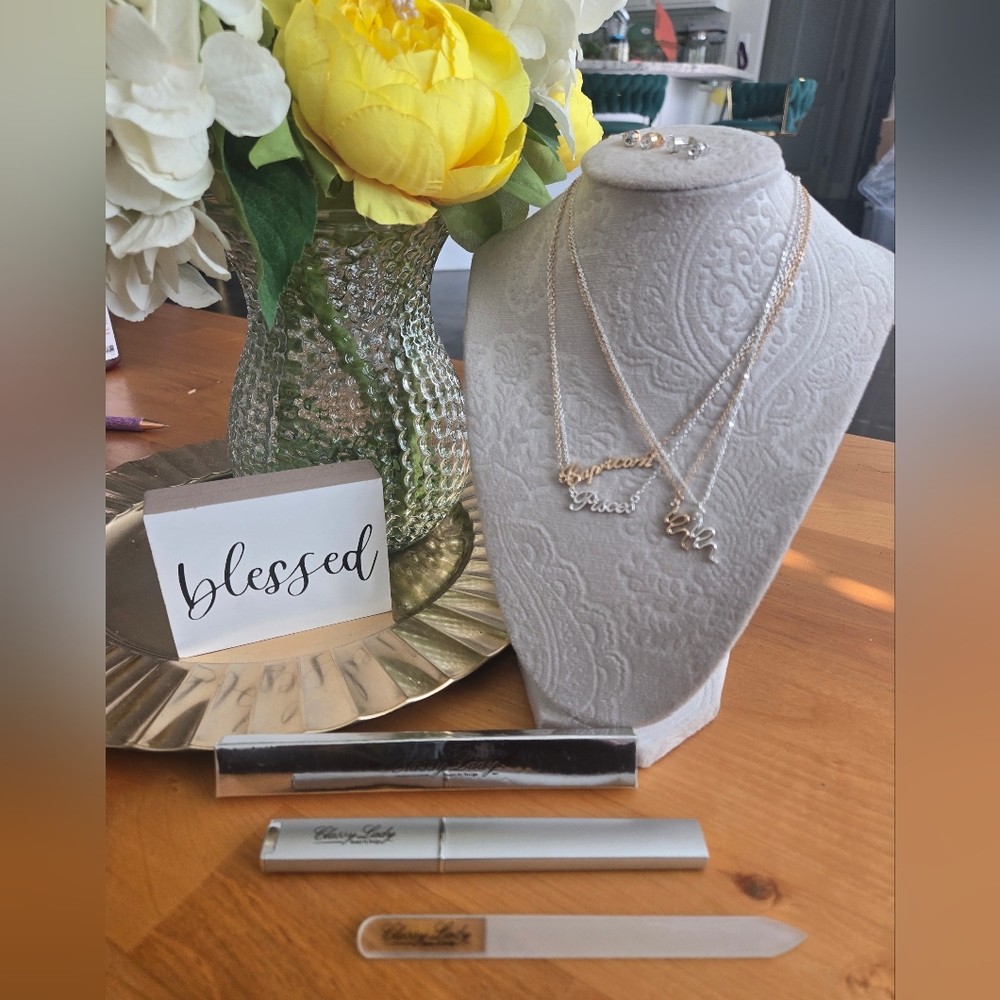 Classy Lady Bundle – Necklace + Glass Nail File + BONUS- Stud Earrings